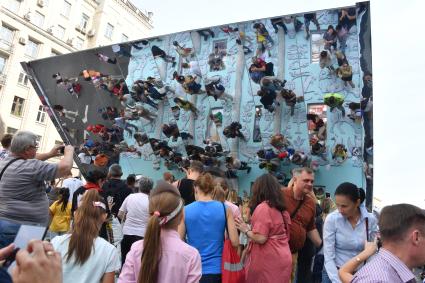 Москва.  Во время праздничных мероприятий в честь Дня города на Тверской улице.