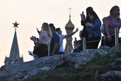 Москва. Горожане на территории природно-ландшафтного парка `Зарядье`во время праздничных мероприятий в честь Дня города.