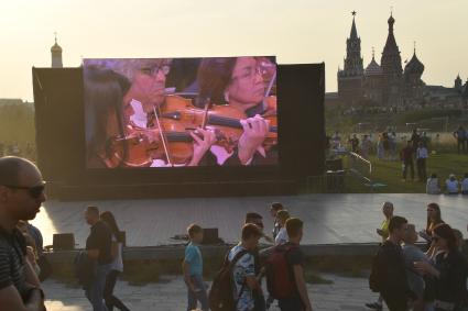 Москва. Открытие Московского концертного зала `Зарядье`на территории природно-ландшафтного парка во время праздничных мероприятий в честь Дня города.