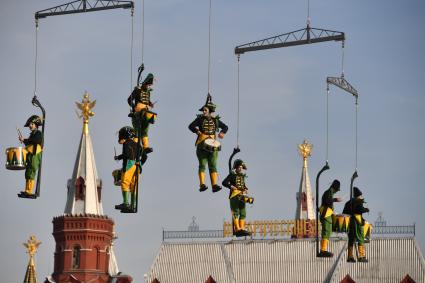 Москва. Шоу летающих барабанщиков во время праздничных мероприятий в честь Дня города на Манежной площади