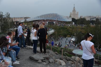 Москва. Горожане на территории природно-ландшафтного парка `Зарядье`во время праздничных мероприятий в честь Дня города.