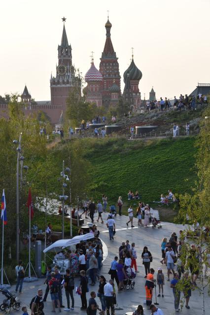 Москва. Горожане на территории природно-ландшафтного парка `Зарядье`во время праздничных мероприятий в честь Дня города.