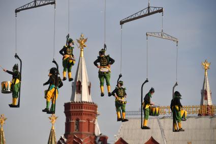 Москва. Шоу летающих барабанщиков во время праздничных мероприятий в честь Дня города на Манежной площади