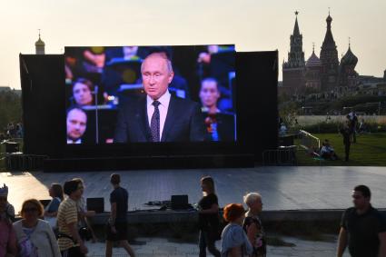 Москва. Открытие Московского концертного зала `Зарядье`на территории природно-ландшафтного парка во время праздничных мероприятий в честь Дня города.