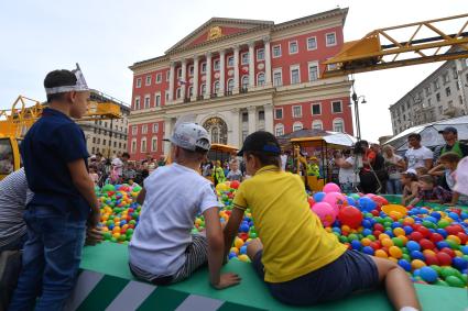 Москва.  Во время праздничных мероприятий в честь Дня города на Тверской улице.