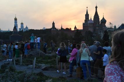 Москва. Горожане на территории природно-ландшафтного парка `Зарядье`во время праздничных мероприятий в честь Дня города.