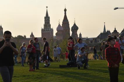 Москва. Горожане отдыхают  на территории природно-ландшафтного парка `Зарядье`во время праздничных мероприятий в честь Дня города.