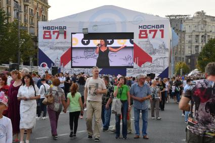 Москва. Зрители во время праздничных мероприятий в честь Дня города на Тверской улице.