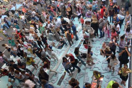 Москва.  Во время праздничных мероприятий в честь Дня города на Тверской улице.