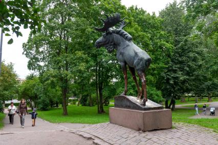 Ленинградская область, Выборг. Скульптура `Лось` в городском парке.