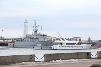 Кронштадт. Вид на Петровскуя пристань, набережную и маяк.