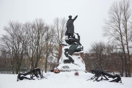 Кронштадт.  Памятник вице-адмиралу  Степану Макарову.