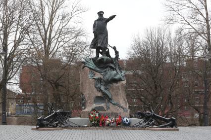 Кронштадт.  Памятник вице-адмиралу  Степану Макарову.