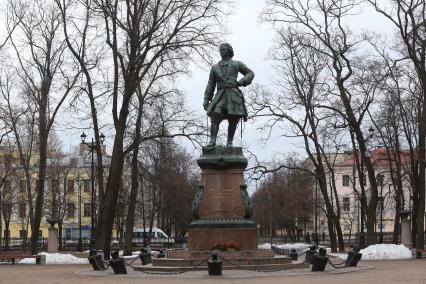 Кронштадт.  Памятник Петру Великому в Петровском парке.