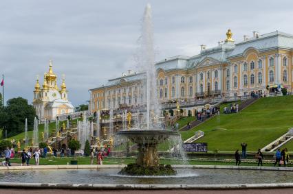 Петергоф. Вид на фонтаны Большого Каскада и Большой Дворц.