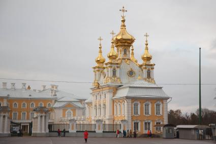 Петергоф. Вид на придворный храм Петергофского дворца.