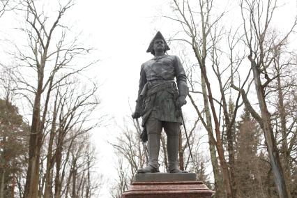 Петергоф. Памятник Петру I в Петергофе.