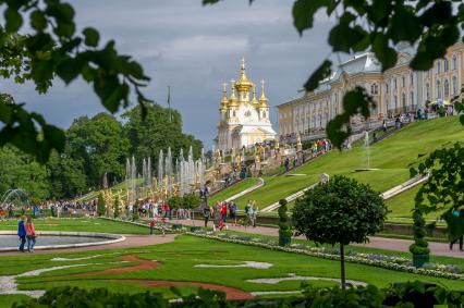 Петергоф. Вид на фонтаны Большого Каскада и Большой Дворц.