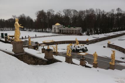 Петергоф. Вид на фонтаны Большого Каскада Петергофского дворца зимой.