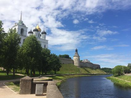 Псков. Псковский Кремль и Свято-Троицкий кафедральный собор.