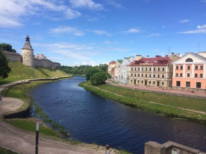 Псков. Псковский Кремль (слева) и дома на Советской набережной (справа).