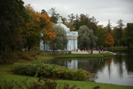 Музей-заповедник `Царское Село`г. Пушкин. Вид на павильон `Грот`Екатерининского парка.