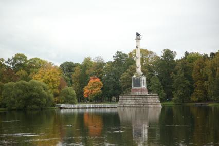 Музей-заповедник `Царское Село`г. Пушкин. Вид на Чесменскую колонну Екатерининского парка.