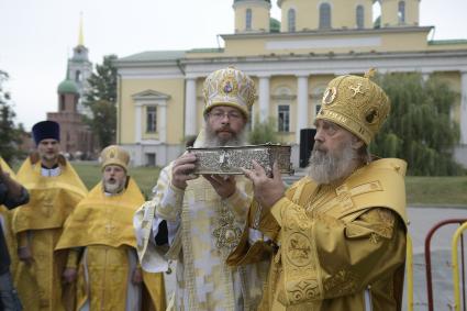 Тула. Священники с ковчегом с мощами святителя Спиридона Тримифунтского.