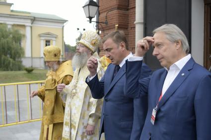 Тула. Губернатор Тульской области Алексей Дюмин (в центре) во время встречи мощей святителя Спиридона Тримифунтского.