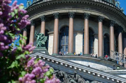 Санкт-Петербург. Скульптуры  Исаакиевского собора.