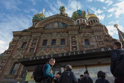 Санкт-Петербург. Туристы  у собора Воскресения Христова Спаса на Крови.