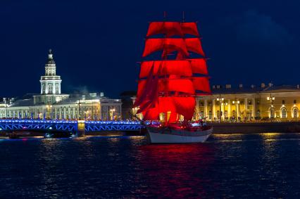 Санкт-Петербург. Праздник `Алые паруса`.