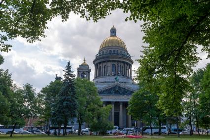 Санкт-Петербург. Вид на  Исаакиевский собор.