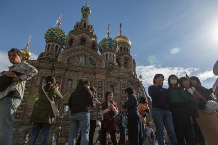 Санкт-Петербург. Китайские туристы  у собора Воскресения Христова Спаса на Крови.