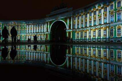 Санкт-Петербург. Вечернее освещение на Дворцовой площади.
