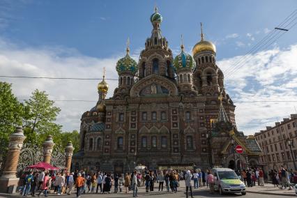 Санкт-Петербург. Туристы  у собора Воскресения Христова Спаса на Крови.