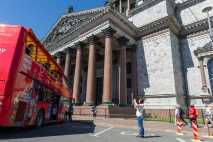 Санкт-Петербург. Экскурсионный автобус у  Исаакиевского собора.