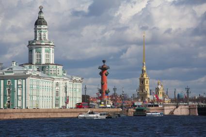 Санкт-Петербург. Вид на Стрелку Васильевского острова .