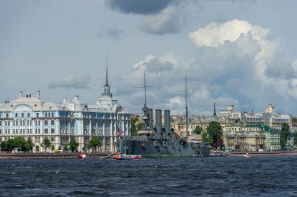 Санкт-Петербург. Вид на крейсер `Аврора` у Петроградской набережной.