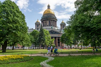 Санкт-Петербург. Вид на  Исаакиевский собор.