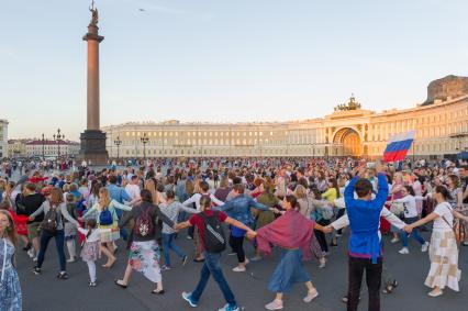 Санкт-Петербург. Фестиваль `Хороводы России` на Дворцовой площади.