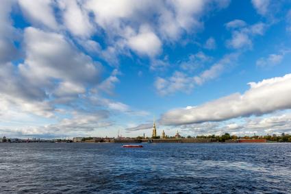 Санкт-Петербург. Вид на Петропавловскую крепость.