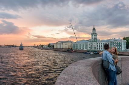 Санкт-Петербург. Молодые люди на набережной.