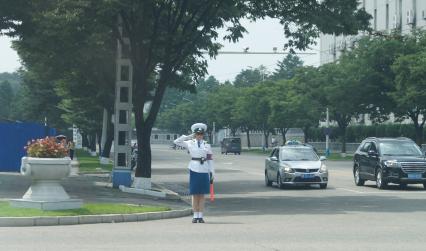 КНДР, Пхеньян. Девушки-регулировщицы на перекрестках. Их можно встретить только в столице КНДР. Одна из самых престижных профессий в стране.