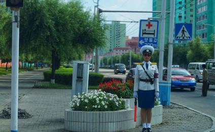 КНДР, Пхеньян. Девушки-регулировщицы на перекрестках. Их можно встретить только в столице КНДР. Одна из самых престижных профессий в стране.