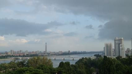 КНДР, Пхеньян. Панорама города и монумент идеям чучхе на заднем плане.