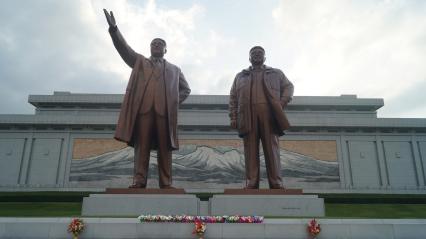 КНДР, Пхеньян. Бронзовые монументы Ким Ир Сену и Ким Чен Иру на возвышенности Мансу.