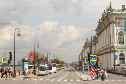 Санкт-Петербург.  Вид на Дворцовую набережную.