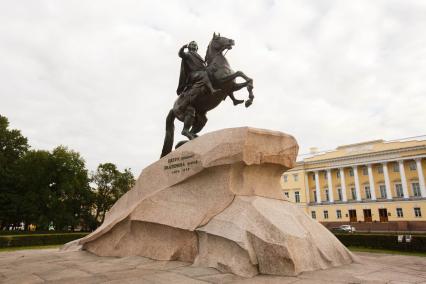 Санкт-Петербург. Вид на памятник Петру I.