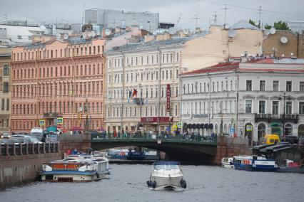 Санкт-Петербург. Прогулочные катера на реке Мойке у Фонарного моста.